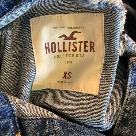 Hollister Distressed Jean Jacket 🥗🥨🍜 - Picture 7 of 8